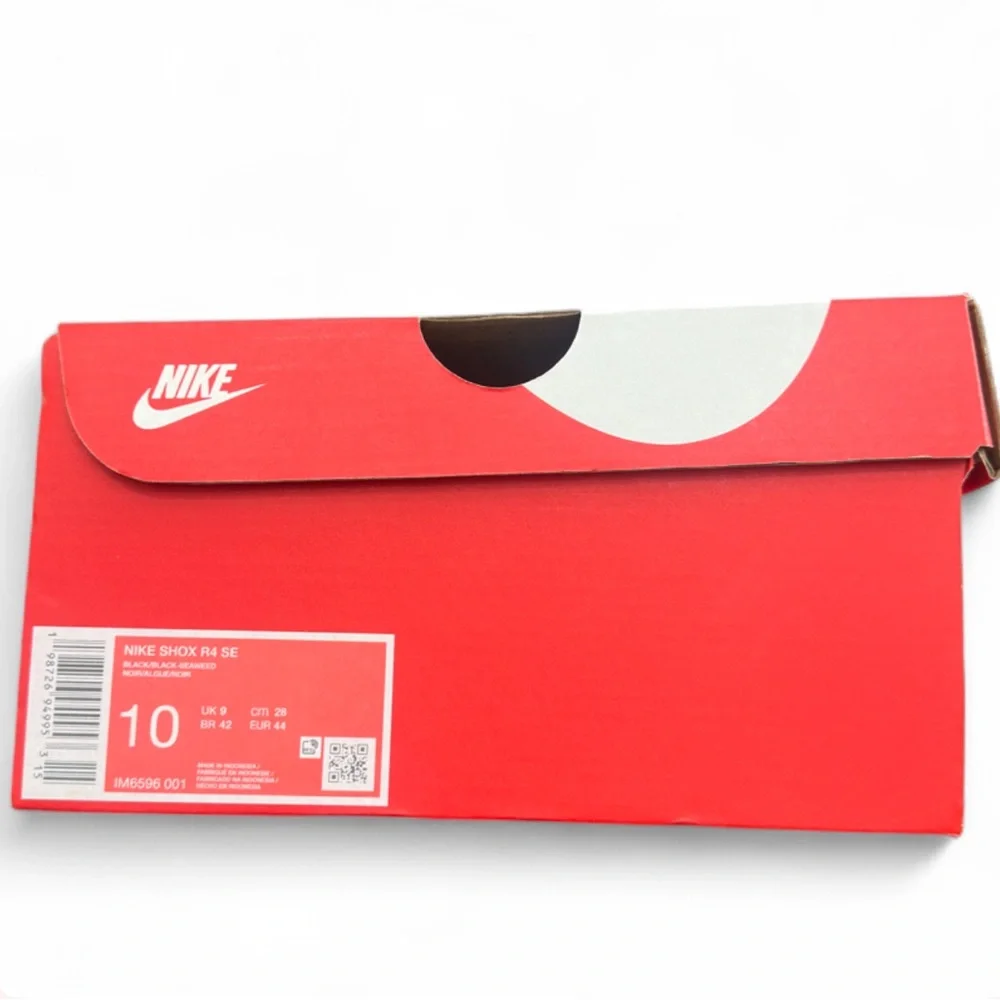 Nike Shox R4 SE Y2K Iridescent Size US Men’s 10/ Women’s 11.5/ EU 44 (New)